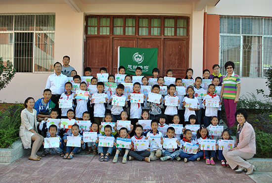 慈銘體檢心理團(tuán)隊(duì)與高興鎮(zhèn)小學(xué)生們合影留念
