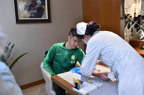 9慈銘奧亞醫護人員給中赫國安球員采血.jpg