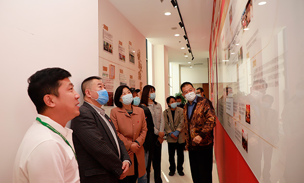 7慈銘集團(tuán)聯(lián)席總裁韓圣群與黨委副書記陳金珠陪同市、區(qū)紅十字會(huì)領(lǐng)導(dǎo)參觀了慈銘黨建墻.jpg